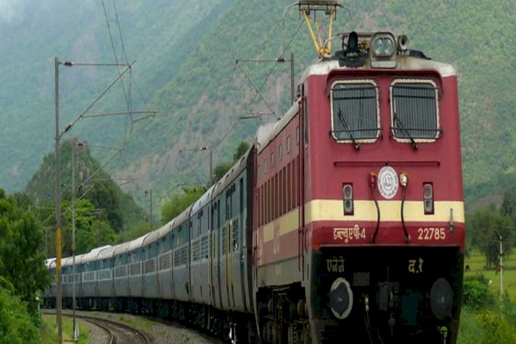 Indian Railways: ট্রেনের যাত্রীদের জন্য বড় সুবিধা! রাত ১০টা থেকে ভোর ৬টা পর্যন্ত বিশাল পাওনা