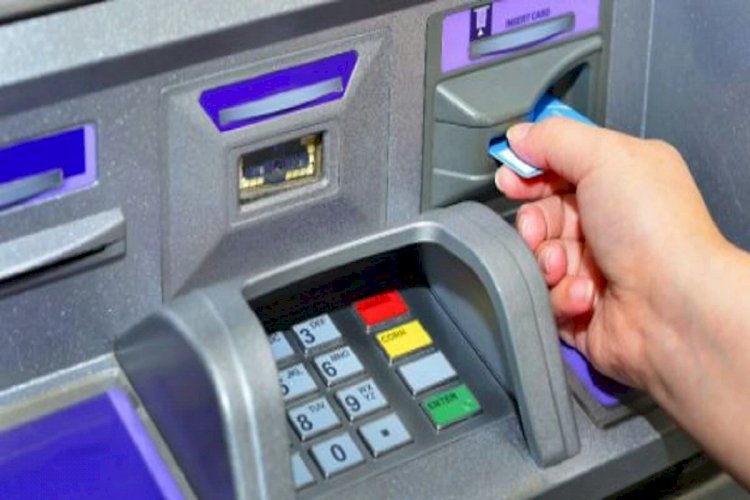 গাড়ি থামিয়ে ATM-এর ২ কোটি টাকা লুঠ! মাথায় হাত ব্যাঙ্ক কর্মীর